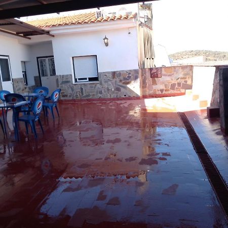 Hostal 2 Estrellas -Restaurante Las Tres Encinas En El Centro Del Pueblo Кабеса-ла-Вака Экстерьер фото