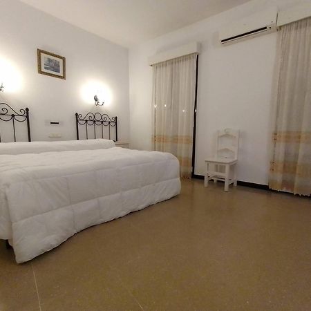 Hostal 2 Estrellas -Restaurante Las Tres Encinas En El Centro Del Pueblo Кабеса-ла-Вака Экстерьер фото