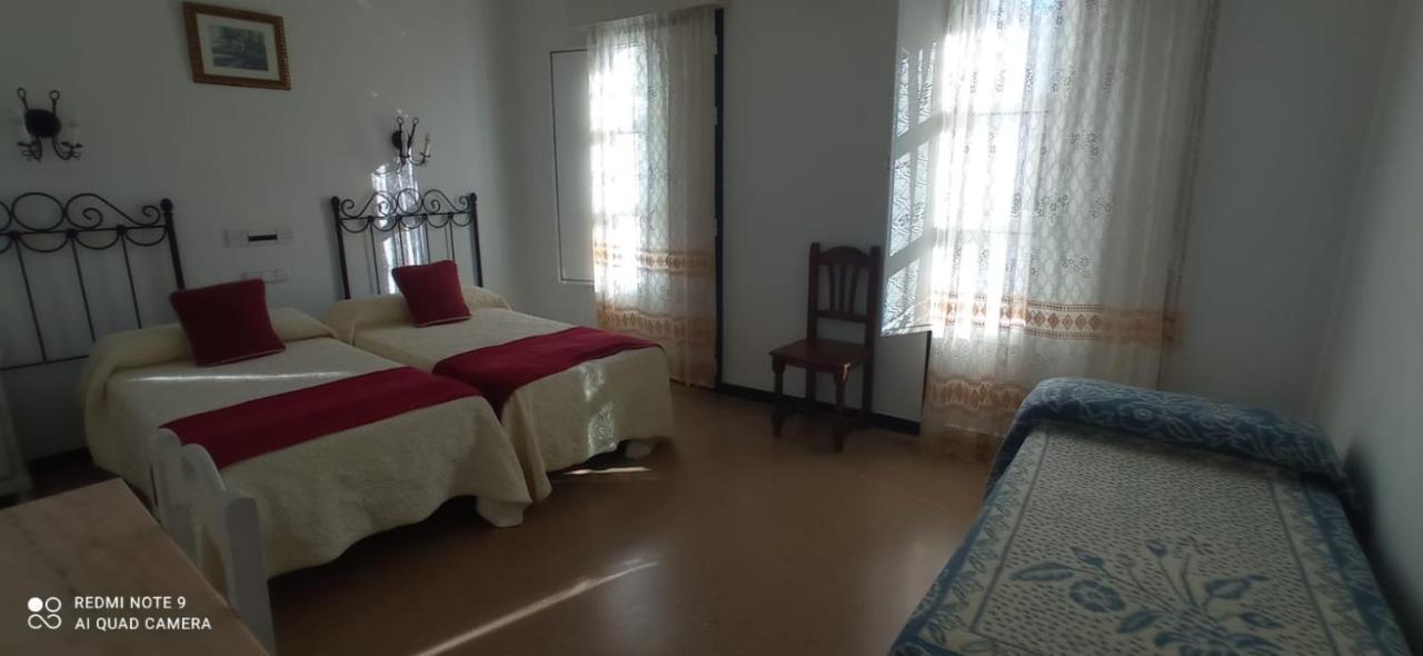 Hostal 2 Estrellas -Restaurante Las Tres Encinas En El Centro Del Pueblo Кабеса-ла-Вака Экстерьер фото