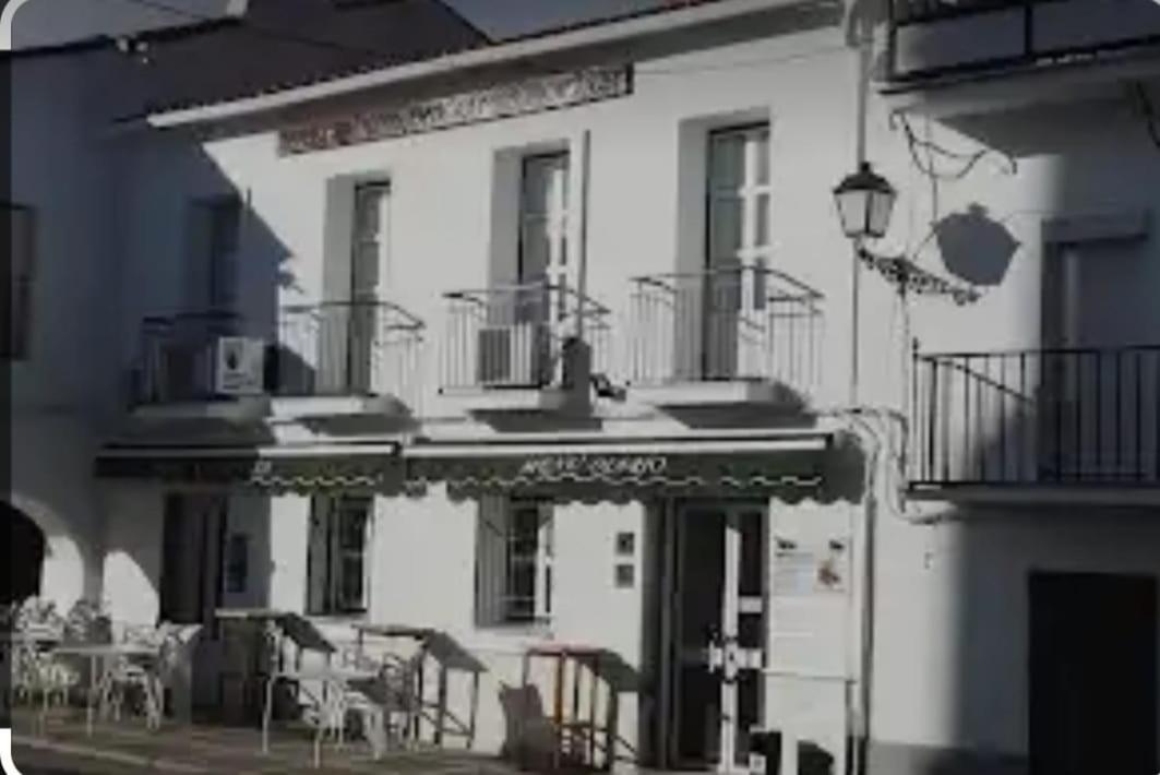 Hostal 2 Estrellas -Restaurante Las Tres Encinas En El Centro Del Pueblo Кабеса-ла-Вака Экстерьер фото
