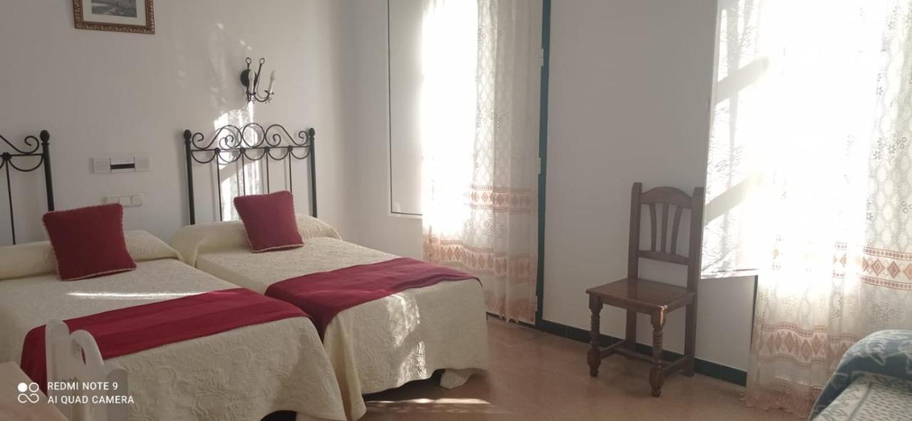 Hostal 2 Estrellas -Restaurante Las Tres Encinas En El Centro Del Pueblo Кабеса-ла-Вака Экстерьер фото