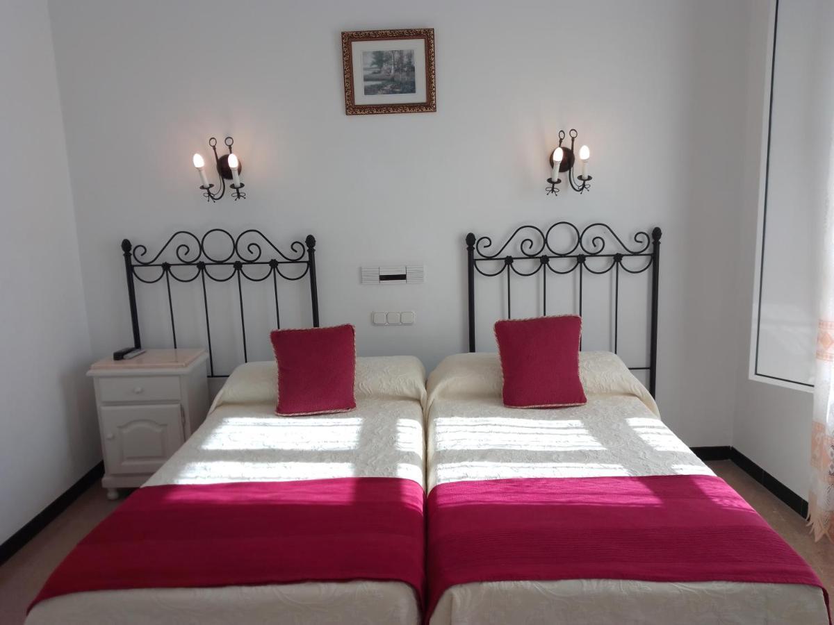 Hostal 2 Estrellas -Restaurante Las Tres Encinas En El Centro Del Pueblo Кабеса-ла-Вака Экстерьер фото