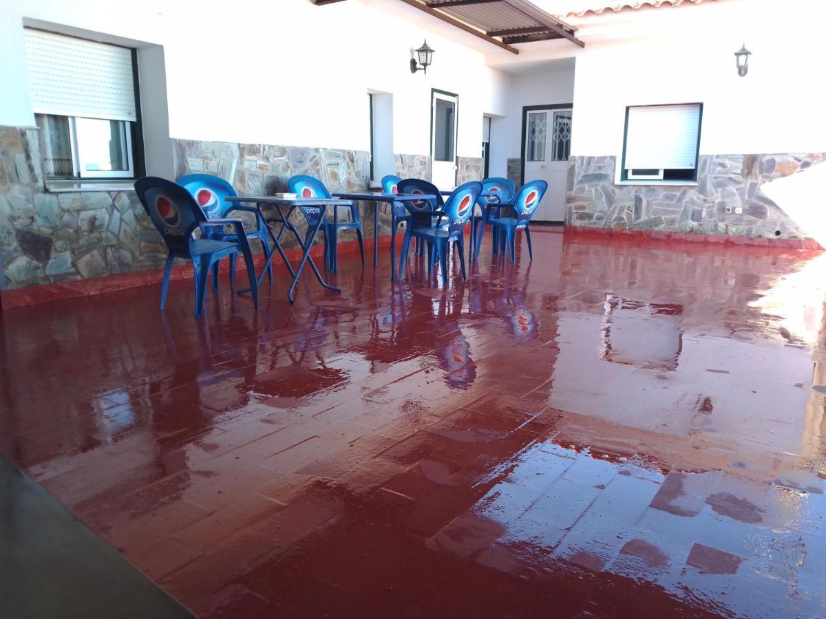 Hostal 2 Estrellas -Restaurante Las Tres Encinas En El Centro Del Pueblo Кабеса-ла-Вака Экстерьер фото