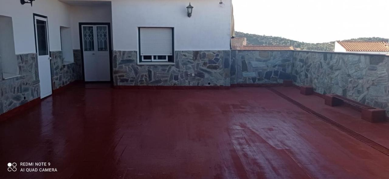 Hostal 2 Estrellas -Restaurante Las Tres Encinas En El Centro Del Pueblo Кабеса-ла-Вака Экстерьер фото