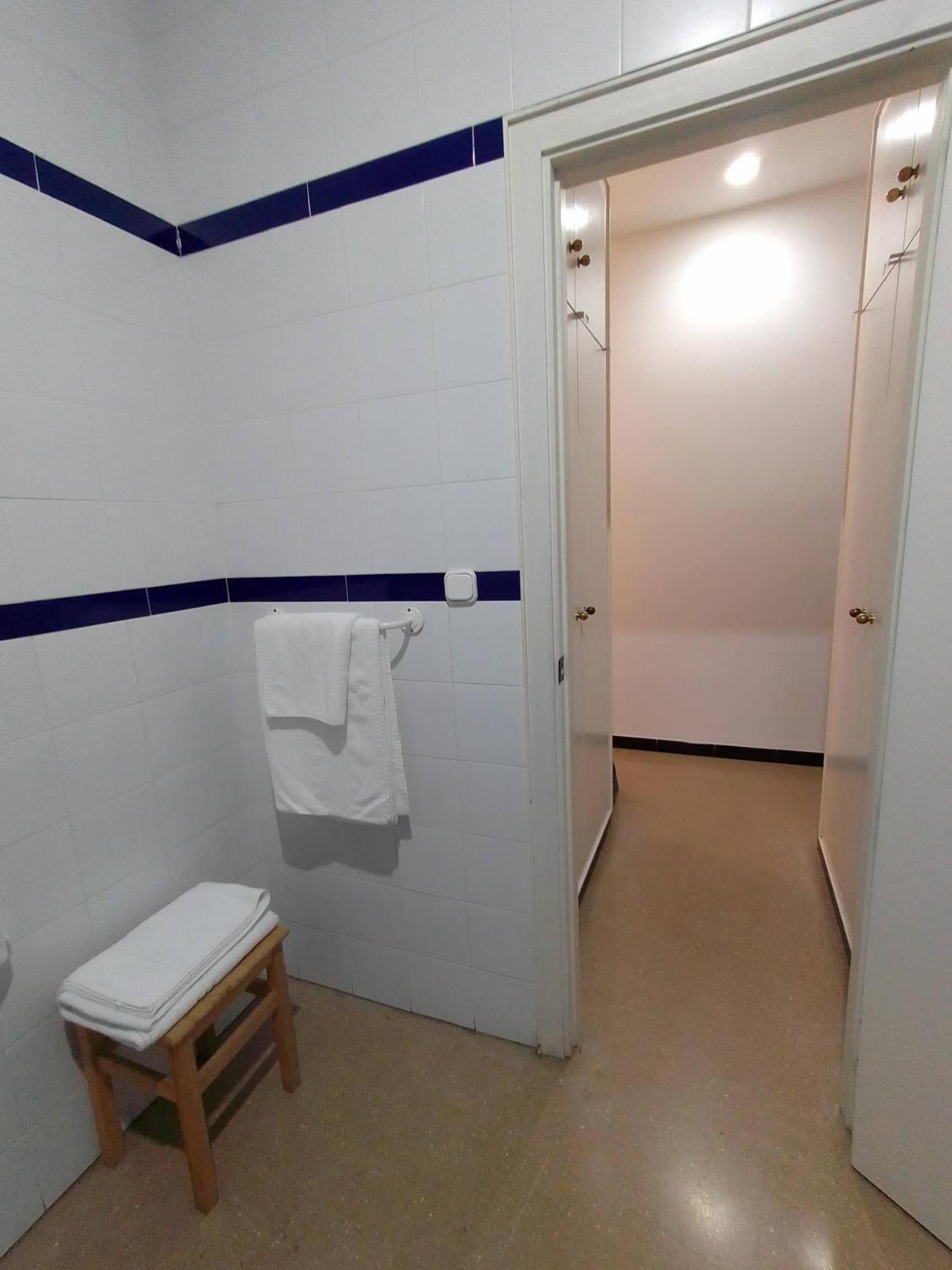 Hostal 2 Estrellas -Restaurante Las Tres Encinas En El Centro Del Pueblo Кабеса-ла-Вака Экстерьер фото