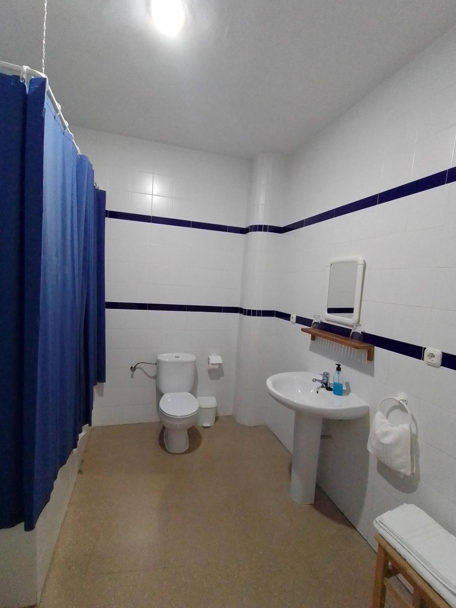 Hostal 2 Estrellas -Restaurante Las Tres Encinas En El Centro Del Pueblo Кабеса-ла-Вака Экстерьер фото
