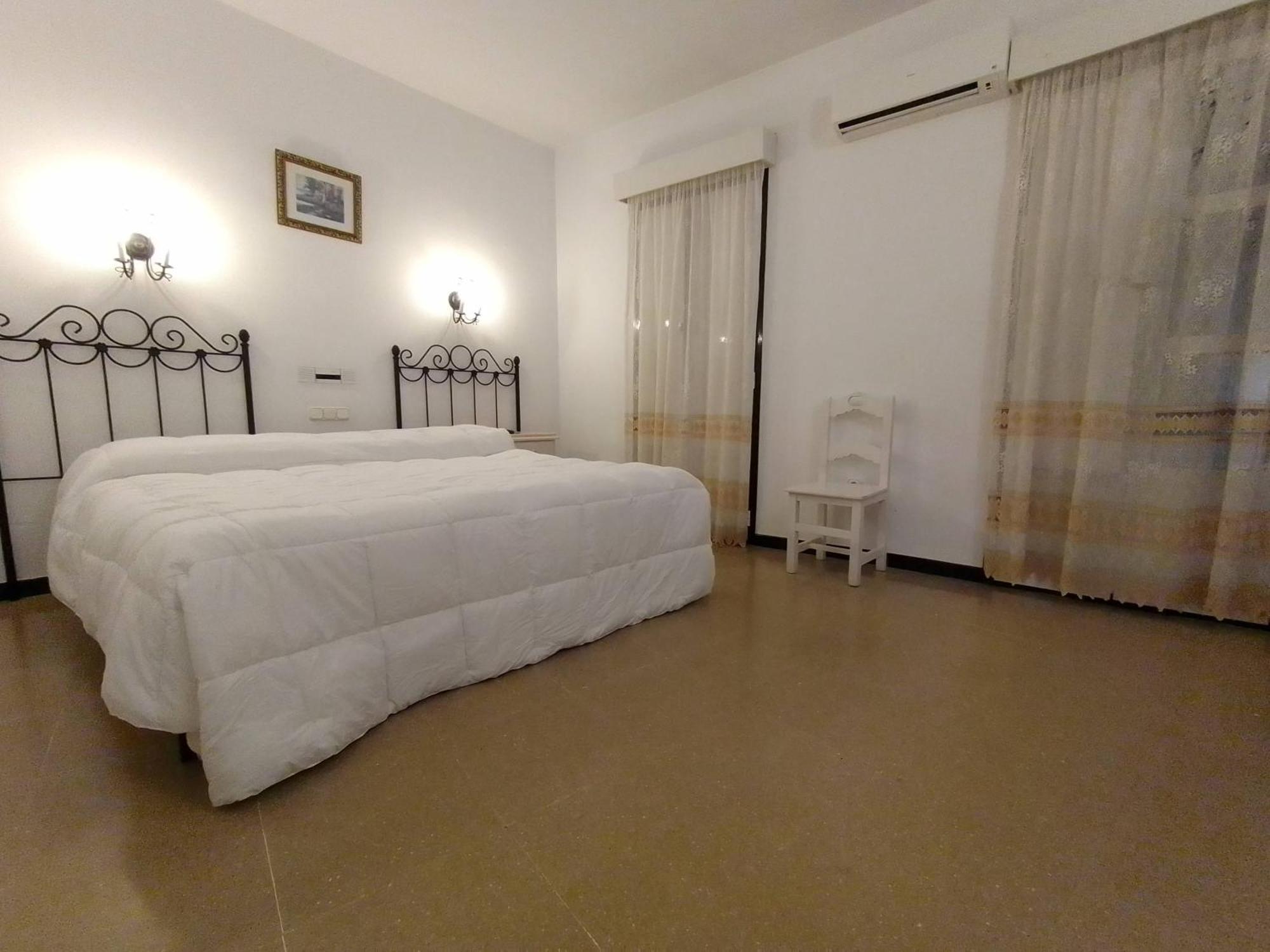 Hostal 2 Estrellas -Restaurante Las Tres Encinas En El Centro Del Pueblo Кабеса-ла-Вака Экстерьер фото