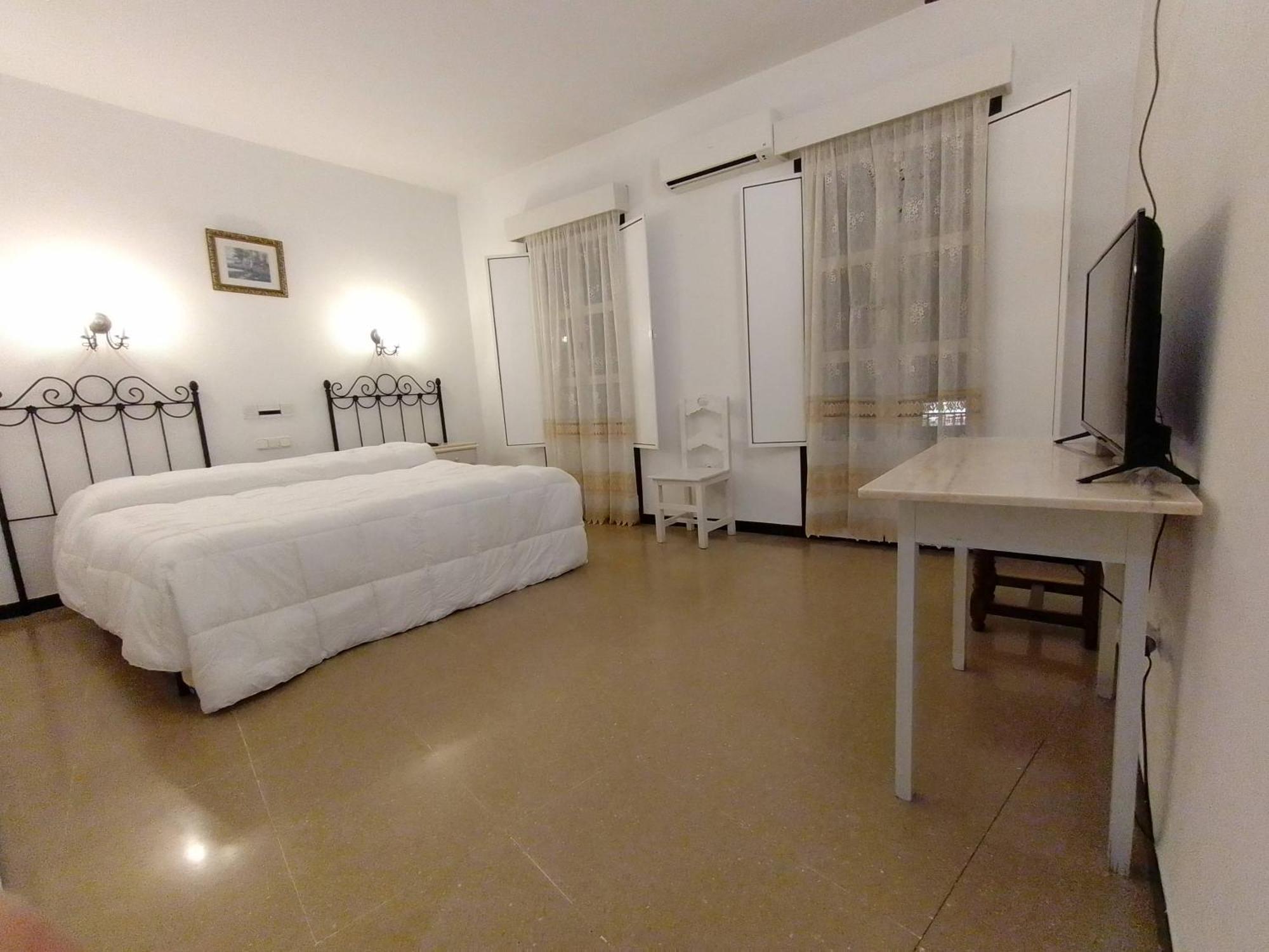 Hostal 2 Estrellas -Restaurante Las Tres Encinas En El Centro Del Pueblo Кабеса-ла-Вака Экстерьер фото